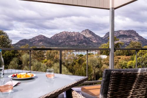 Coles Bay House | Discover The Bolthole: 4-Star Family Retreat with Kitchen
