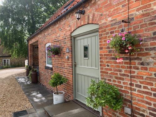 Glentham House | Cozy Bolthole Barn with Inviting Wood-Fired Hot Tub