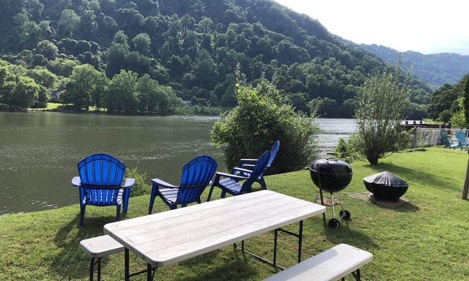 Mount Carbon Apartment | Relax at The Boomer: Scenic Views & Family-Friendly Amenities