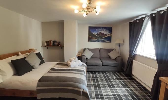 Boot Hotel | Discover The Boot Inn: Pet-Friendly Retreat with Hot Tub