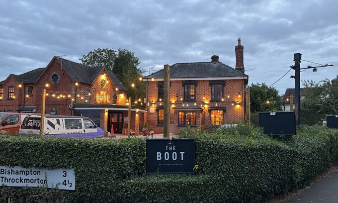 Flyford Flavell Hotel | Guest Rated 9.8: The Boot Inn with Family-Friendly Dining