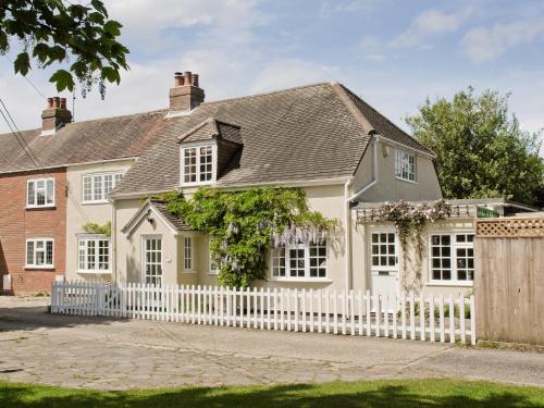 New Forest District House | Experience The Bothy: Pet-Friendly Retreat with 10/10 Rating