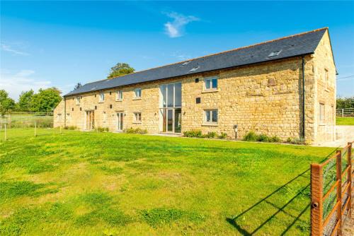 Weedon Lois Villa | Experience Family Comfort at The Bothy Hotel