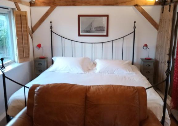 Haslemere Apartment | Inviting Bothy: Oak Frame Barn Retreat in Scenic AONB