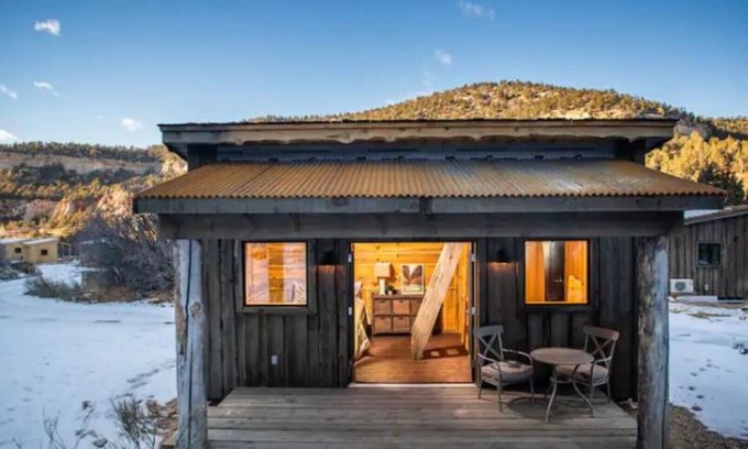 Zion National Park East Entrance Cabin | Top-Rated Getaway at The Boundary Cabin 5 with Spa & Kitchen