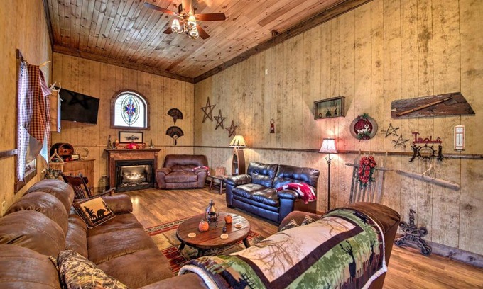 Florence House | Rustic Bovard Lodge Cabin Near Ohio River - Pet Friendly Stay