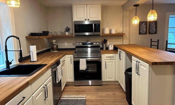 Freeport Apartment | The Bow Street Abode/Charming 2 BR Retreat