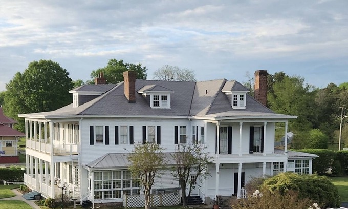 North Newport News Bed & Breakfast | Guest Rated 10/10: The Boxwood Inn General Pershing Suite