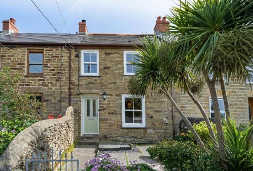 Portreath House | Family-Friendly Getaway at The Boy's Cottage - Rated 9/10