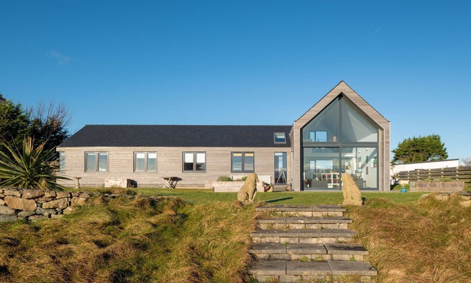 Malltraeth House | Beachfront Bliss: The Brackens Holiday Home for 6 Guests