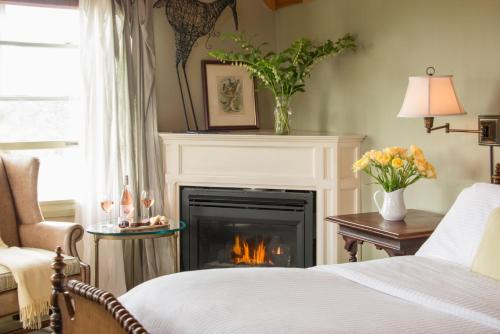 Pemaquid Point Hotel | Discover The Bradley Inn: Family-Friendly with Breakfast