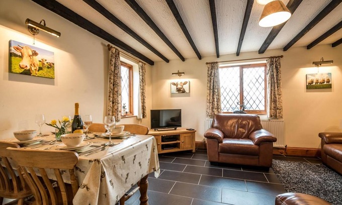 Tavernspite House | Inviting Getaway at The Brambles - 2 Bedroom Cottage