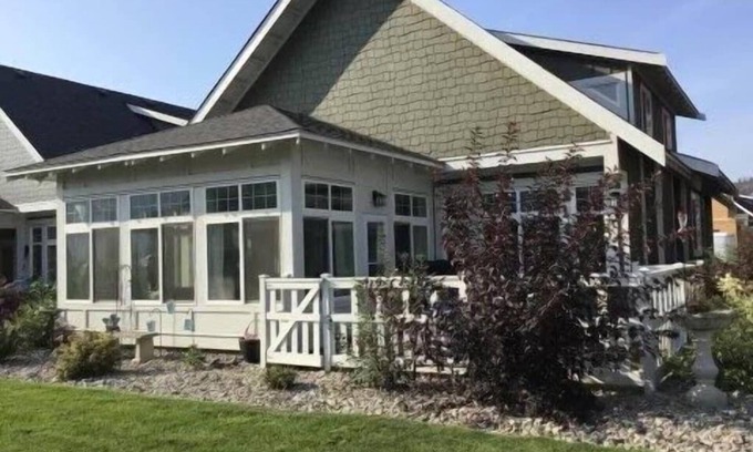 Okanagan-Similkameen Cottage | Discover The Bread Breakers Cottage: Pet-Friendly Retreat