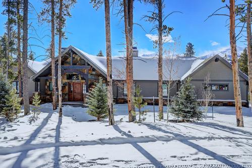 The Highlands House | Experience Comfort at The Breck Escape Home with Hot Tub