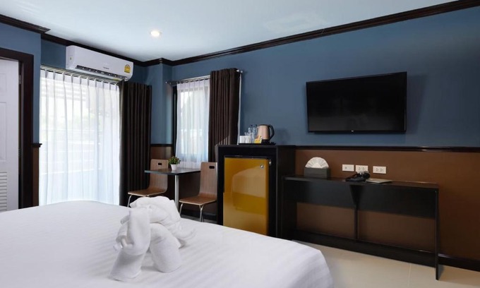 Lat Phrao Hotel | Discover The Breton Hotel Media: Oceanfront Pool Getaway