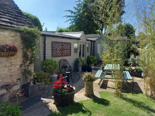 Cirencester Apartment | Exceptional Stay at The Brewery Lodge with Restaurant Access