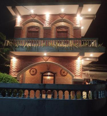 Habaraduwa House | Exceptional Family Retreat at The Brick Wonder with Hot Tub