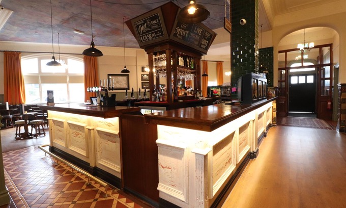 Horwich Hotel | Discover The Bridge Hotel: Family-Friendly with Dining Options