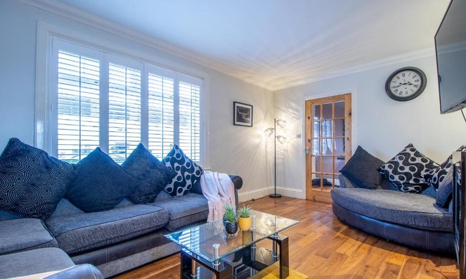 Coatbridge House | Pet and Child Friendly Stay at The Brigg - 4 Star Comfort