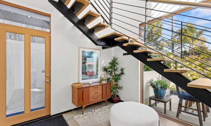 Venice Villa | Explore The Broadway: Loft Living with Ocean Views