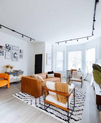 Woodlawn Apartment | Discover The Brown House - Your Ideal UChicago Stay