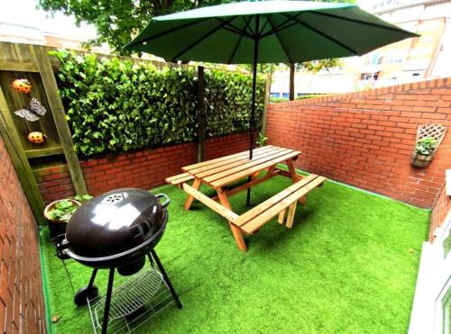 The Westside House | The Brum House: Family-Friendly Retreat with Private Garden