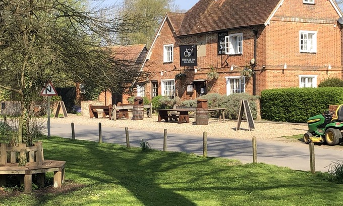 Stanford Dingley Hotel | Cozy Stay at The Bull Inn Pub with Family-Friendly Dining