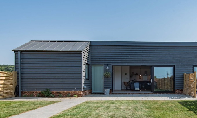 Ashford Cottage | Discover The Bull Pen: Pet-Friendly Getaway for 4 Guests