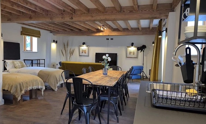 Ashby-de-la-Zouch Apartment | Cozy Lake View Studio Apartment at The Bull Pen