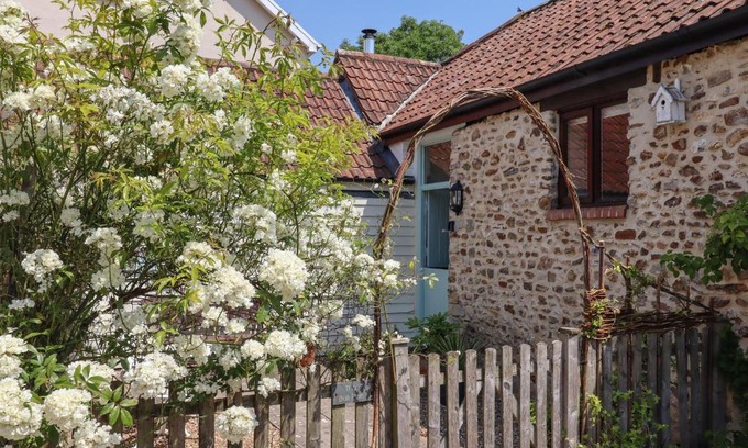 Colyton House | Discover The Bull Pen: Family & Pet Friendly Retreat