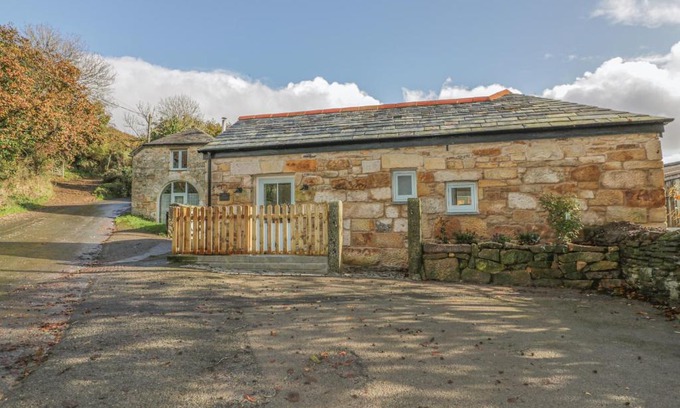 Grampound House | Pet-Friendly Getaway at The Bull Pen - 5-Star Rated Stay