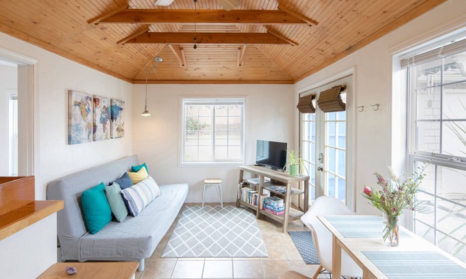 South Westside House | Cozy The Bungalow: Private Guest House in Olympia