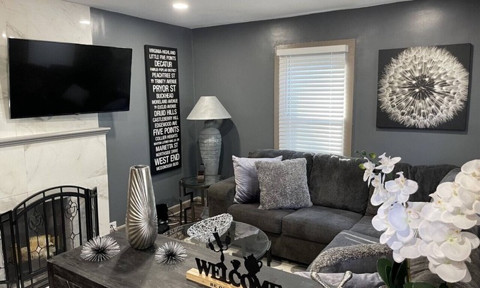 Atlanta House | Inviting Bungalow: Family-Friendly Retreat in Prime Location