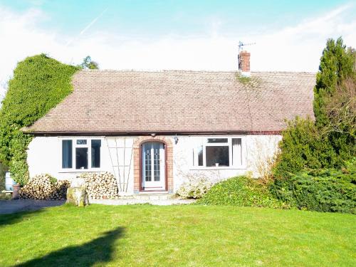 Ripley House | Welcoming Bungalow: Pet & Child Friendly Retreat