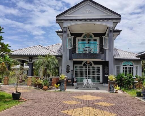 Taman Rakyat Mergong House | Welcome to The Bungalow Homestay: Family-Friendly Retreat