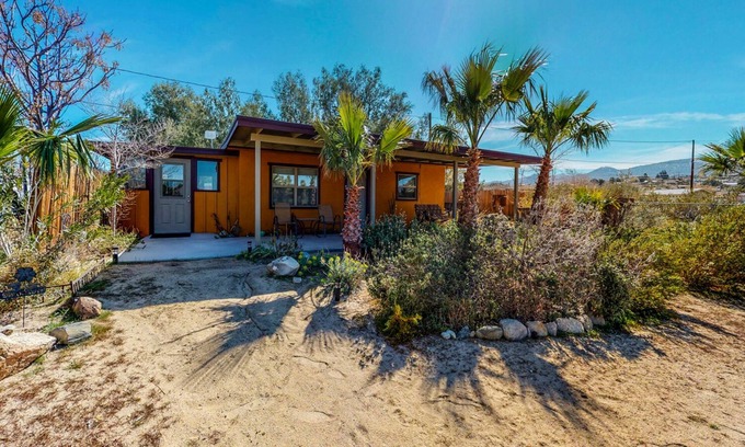 Joshua Tree House | Mid-Century Bungalow in Downtown Joshua Tree - 10/10 Rated
