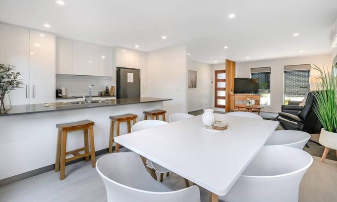 Blackmans Bay House | The Bungalow in the Bay Modern New 2 bed 15min/CBD