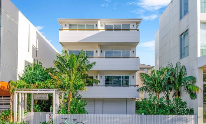Bondi Beach Apartment | Pet-Friendly Getaway at The Bungalows Queen 3