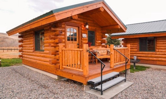 Salmon Cabin | Pet-Friendly Getaway: The Bunkhouse at J&J Cabins