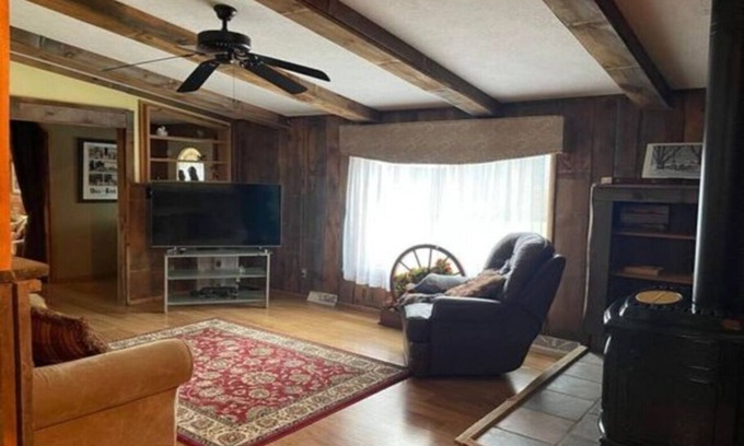Town of Sempronius House | Discover The Bunkhouse: Family-Friendly with Pool & Hot Tub