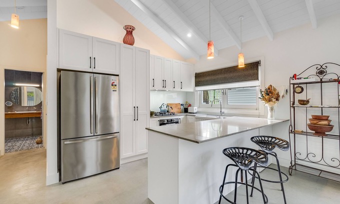 Wamberal Cottage | Cozy Bunkie Near Beach with Breakfast and Kitchen Access