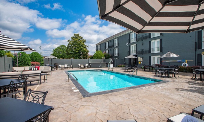 Little Rock Hotel | Experience The Burgundy Hotel with Pool and Spa Amenities
