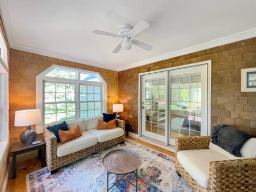 Lagoon Heights House | Discover The Burkeshire Manor: Ideal Family Retreat