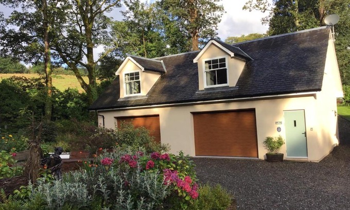 Balloch Apartment | Discover The BurnHowf Apartment: 4-Star Stay with Breakfast