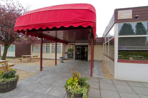 Rutherglen Hotel | Experience Comfort at The Burnside Hotel with Hot Tub & Dining
