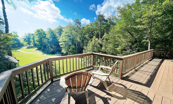 Big Canoe House | Cozy Burrow: Fireplace, Family-Friendly & Modern Amenities