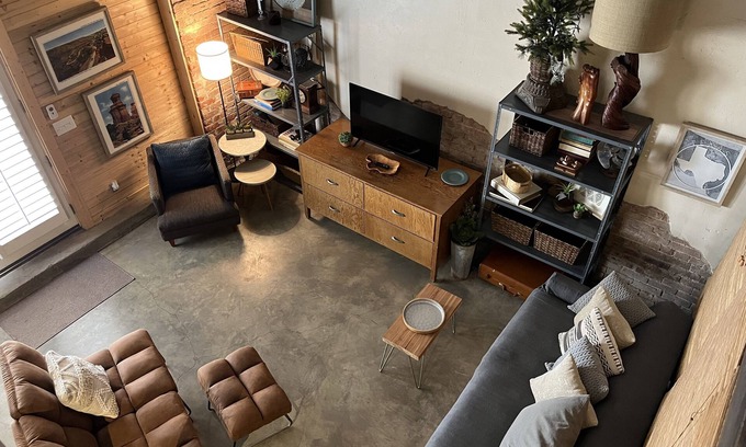 Claude Apartment | Experience Comfort at The Burrow Dugout - Rated 9.8/10!