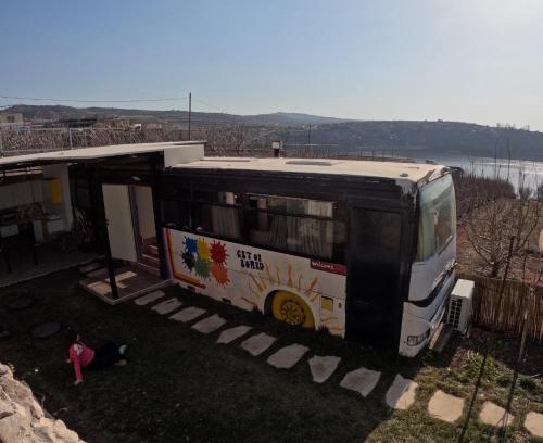 Masade Apartment | Discover The Bus: Family and Pet-Friendly Retreat