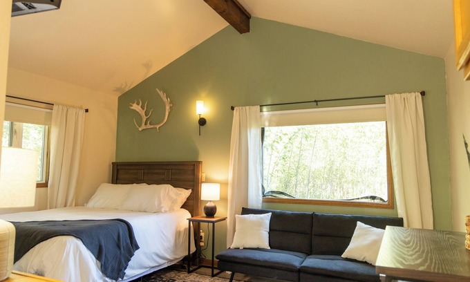 Fairbanks House | The Bush Pilot Cabin - Cozy Alaskan Retreat Close to Town