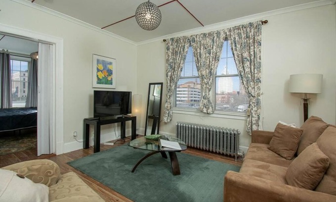 South Green Apartment | Pet-Friendly Stay at The Bushnell Suite C2 for Families